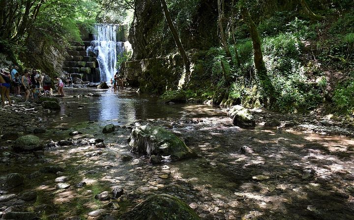 La Cascata della Madonnella e il torrente tra i boschi