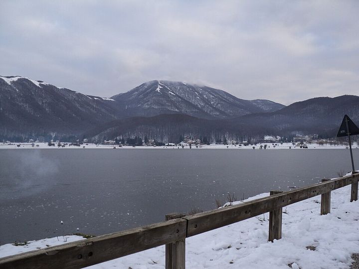 Il Lago Laceno d'inverno con le montagne innevate sullo sfondo