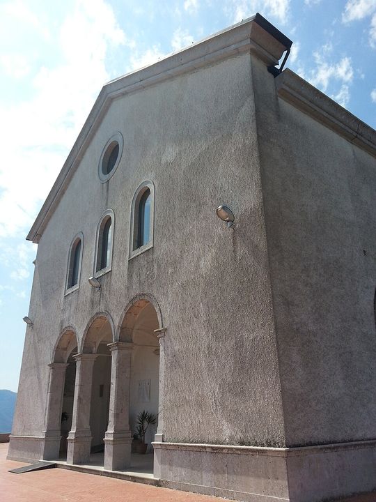 La facciata del Santuario del SS. Salvatore sopra Montella